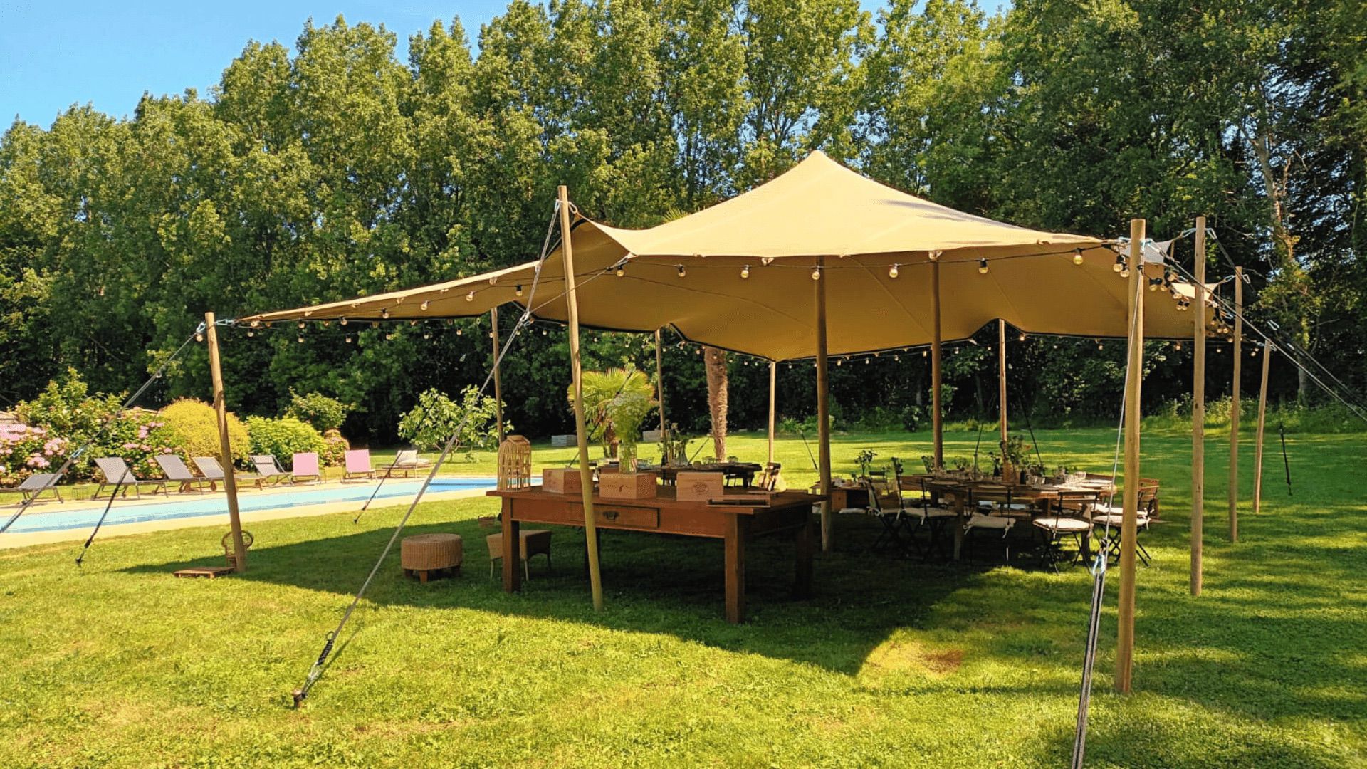 Tente stretch en plein nature