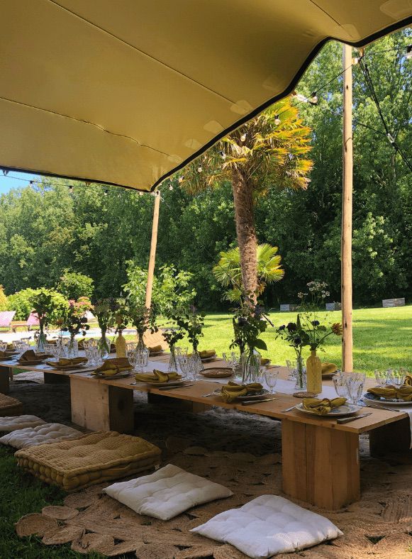 Événement en plein air avec tentes et éclairage